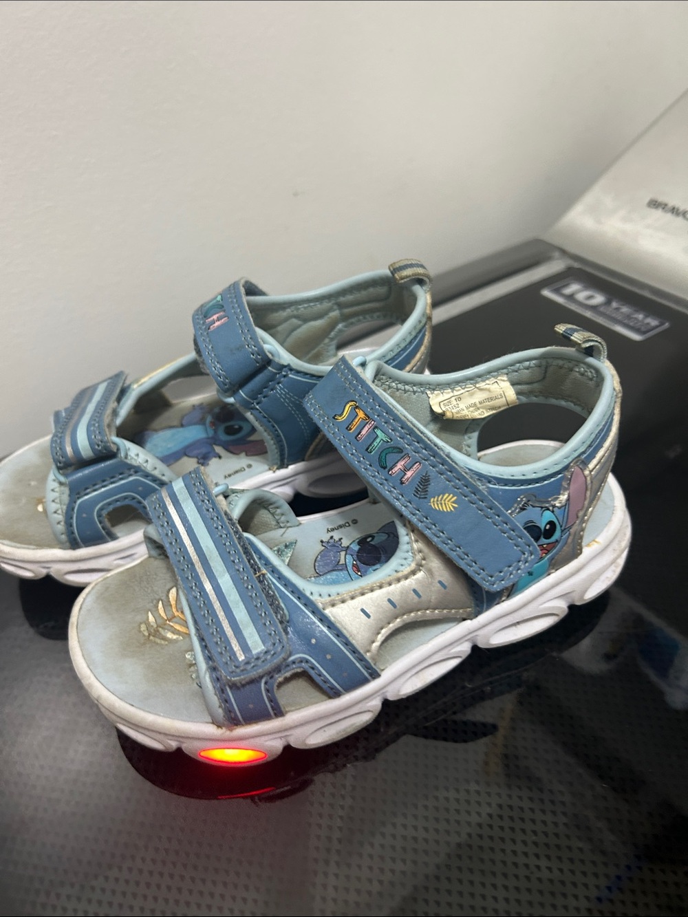 Toddler girls size 10 light up sandals Velcro strap lilo & stitch Disney